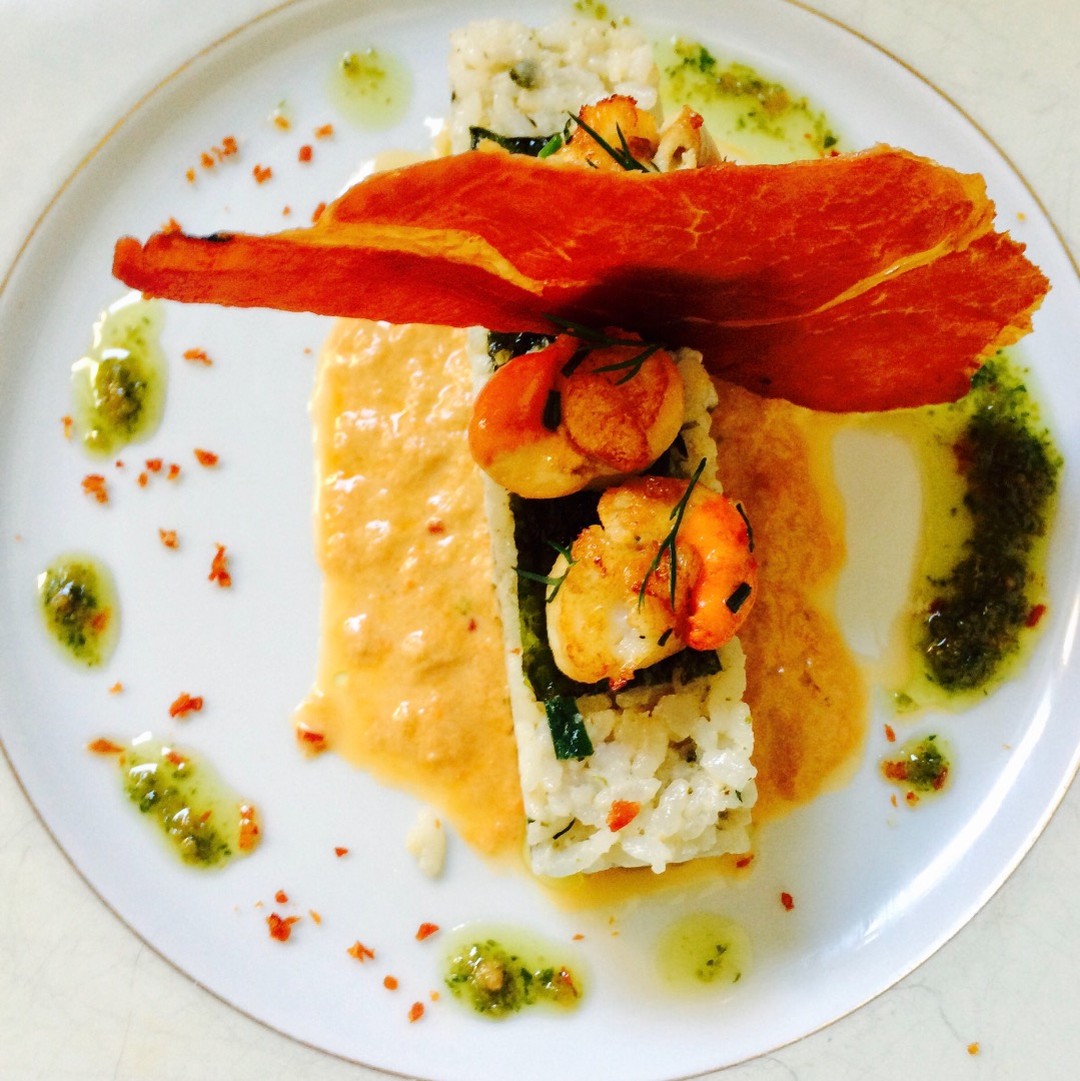 Plat dressé avec précision et élégance